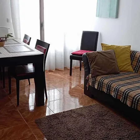 3 Bed House - Sleeps 4 - Wifi - Parking