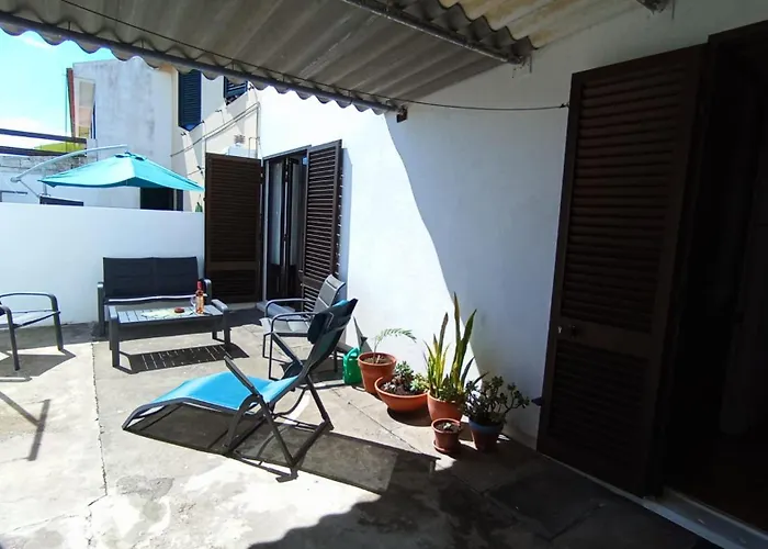 3 Bed House - Sleeps 4 - Wifi - Parking *