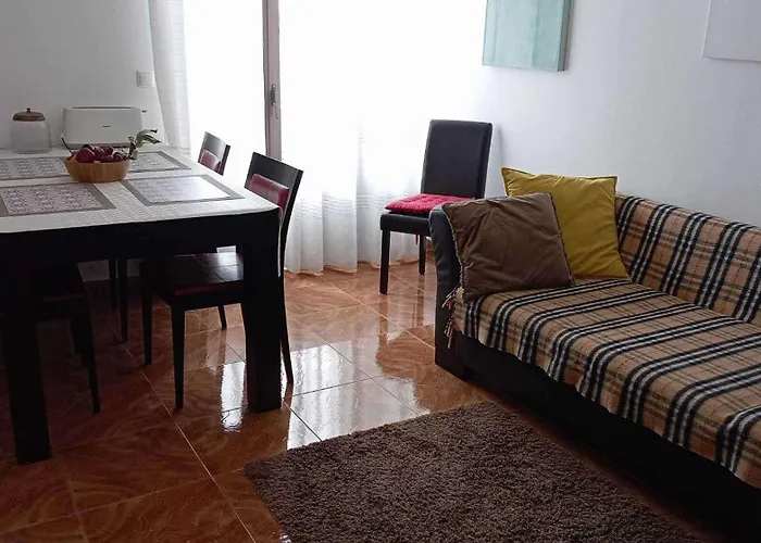 3 Bed House - Sleeps 4 - Wifi - Parking